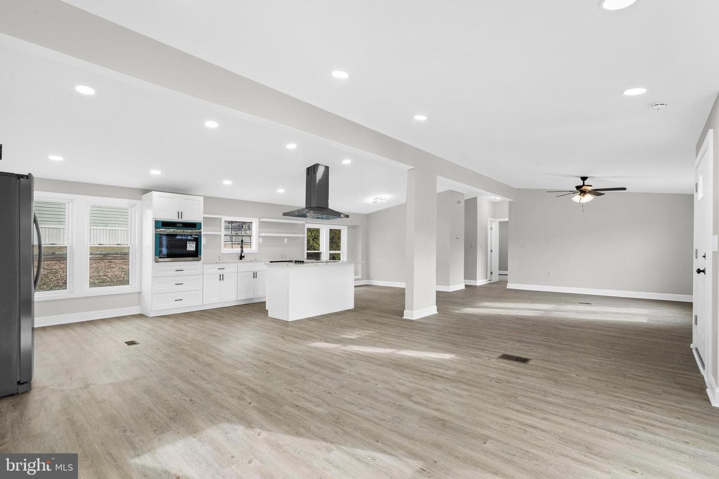 921 Lakeview Drive photo 5