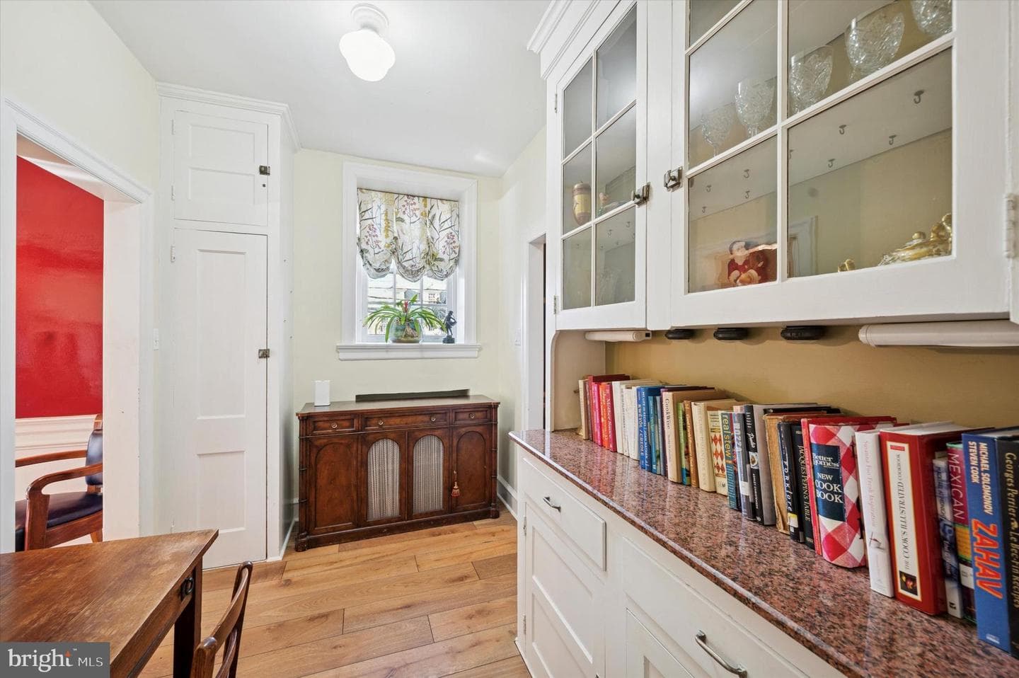 353 Woodley Road photo 9