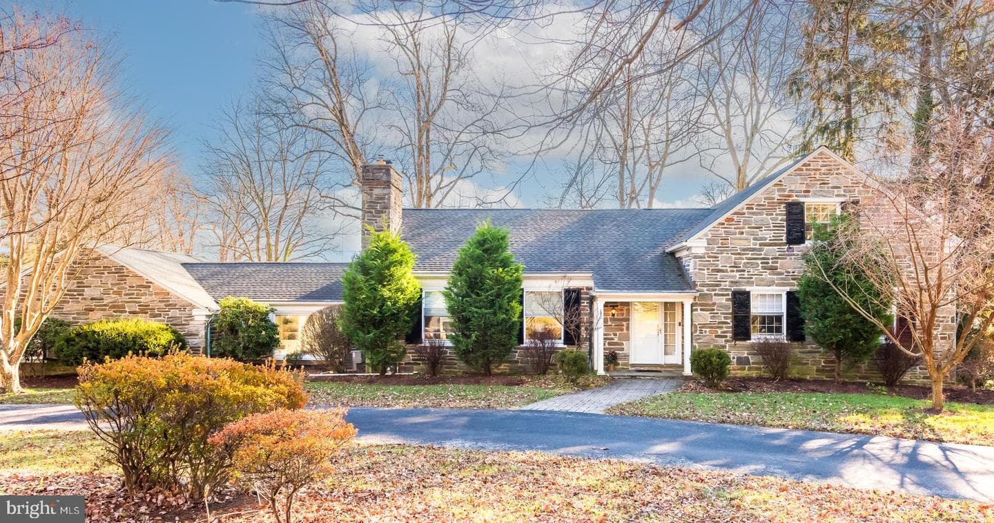 1040 Great Springs Road photo 2
