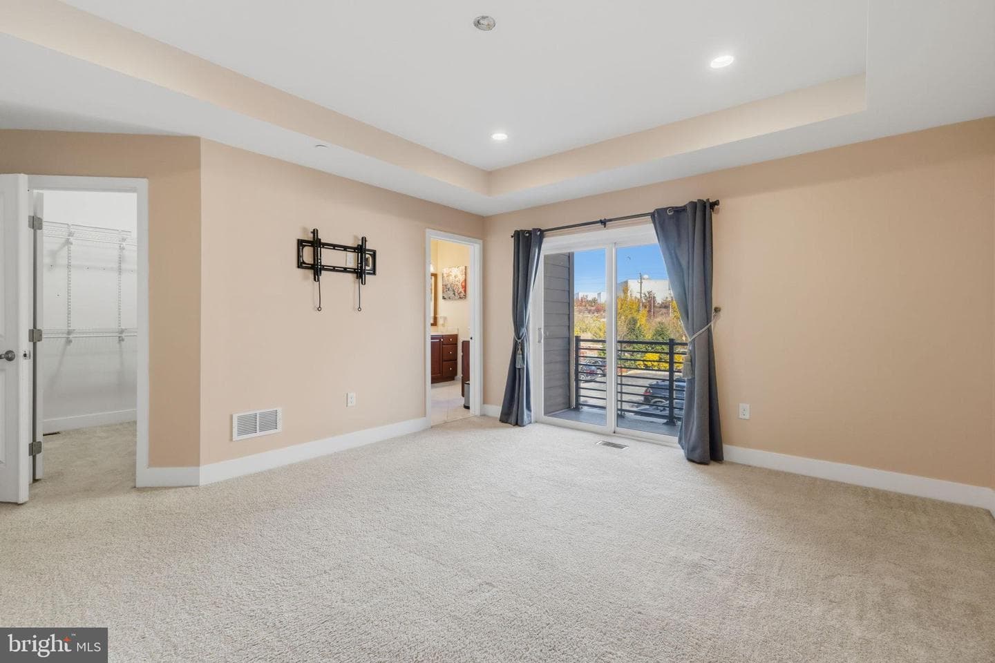 401 Lakeview Court photo 17