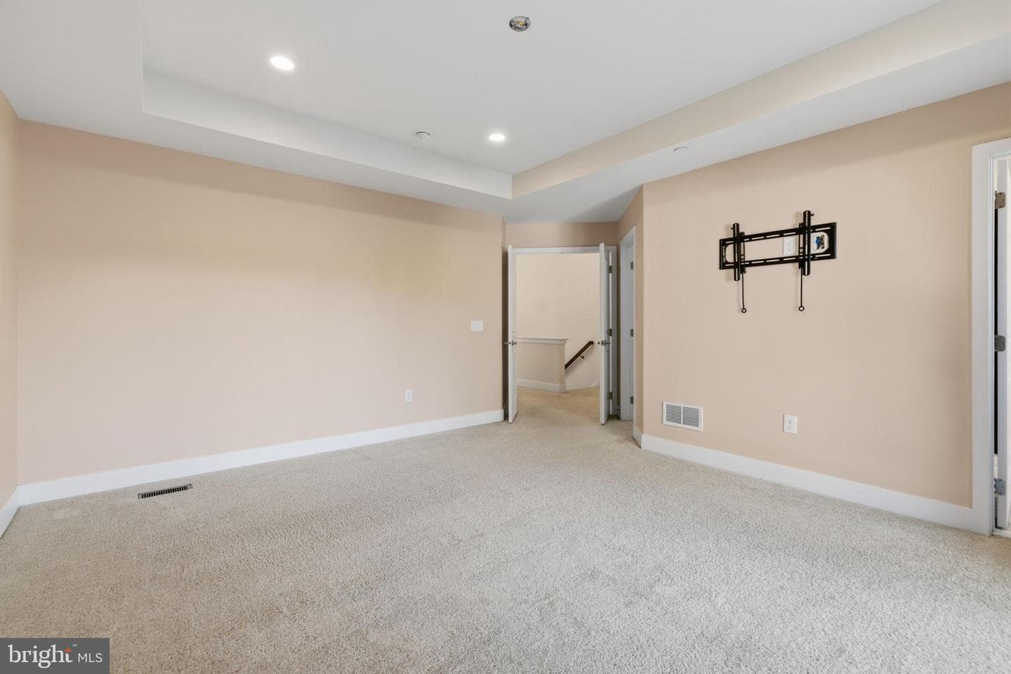401 Lakeview Court photo 18