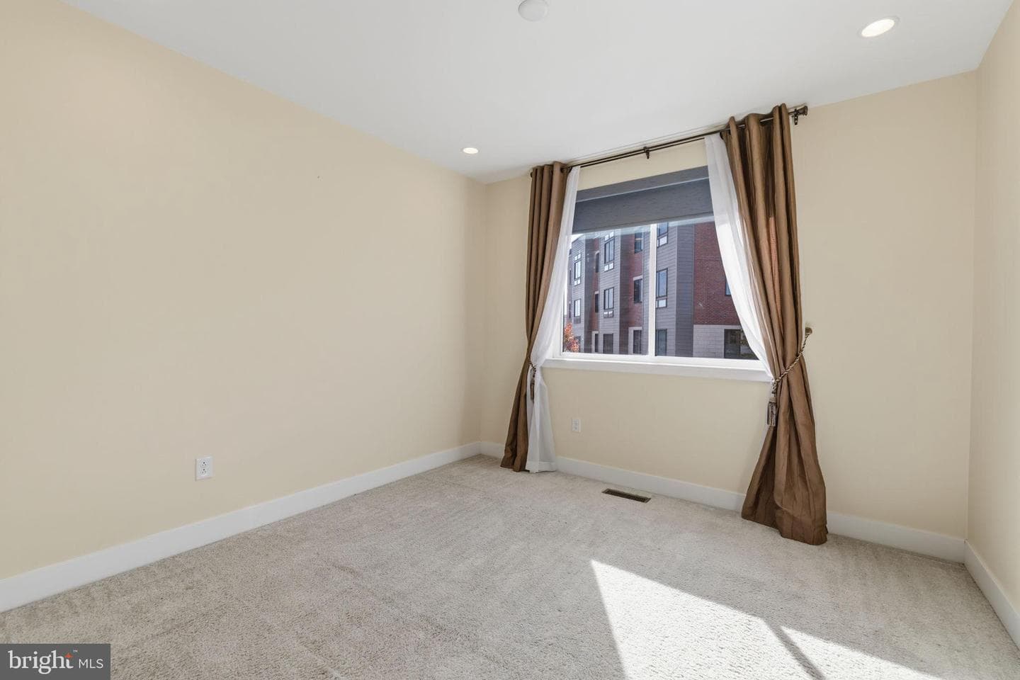 401 Lakeview Court photo 27