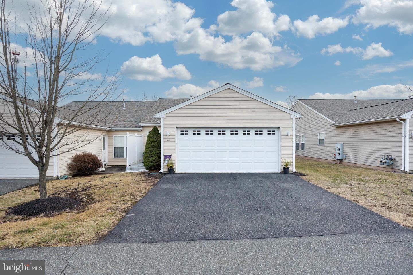 102 W Harmony Drive photo 1