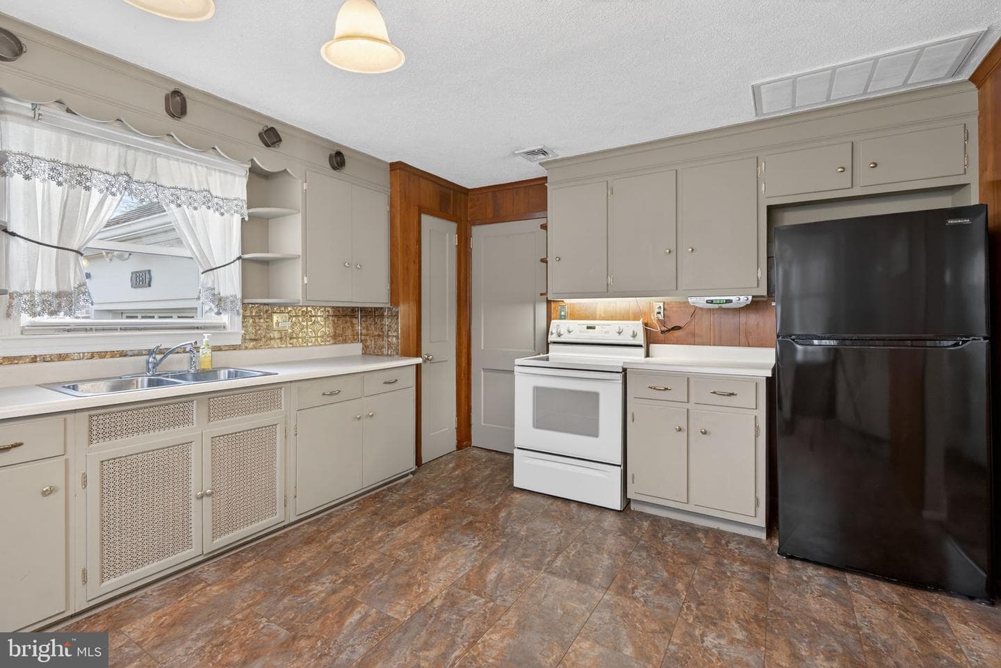 1361 N State Street photo 20