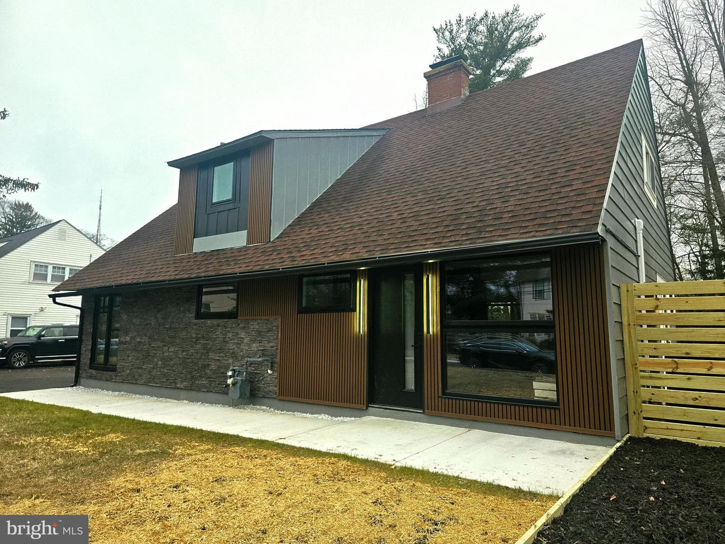 8004 Gladstone Road photo 1