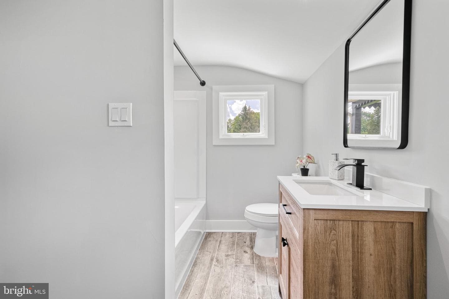15 Henry Avenue photo 10