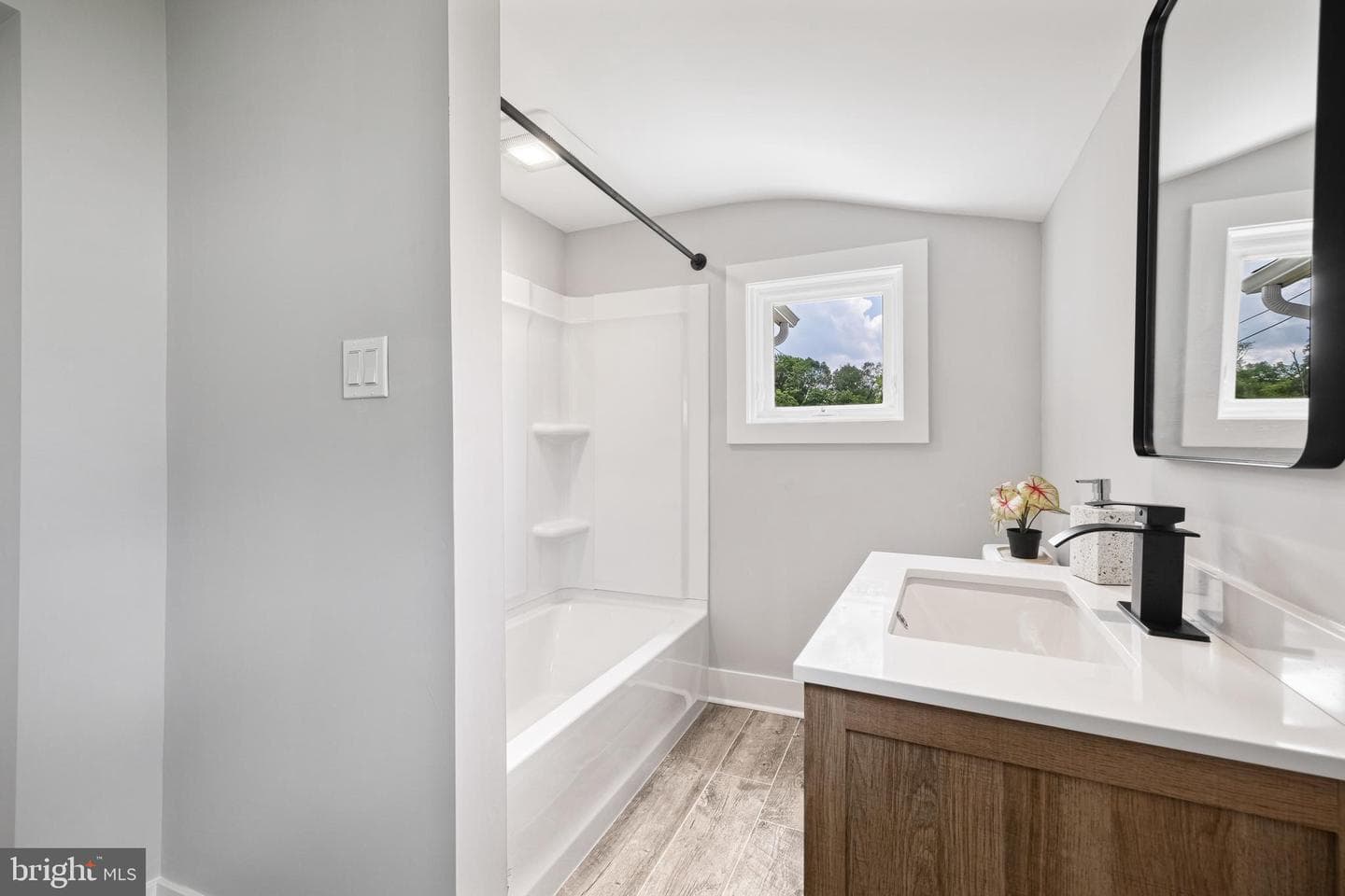 15 Henry Avenue photo 11
