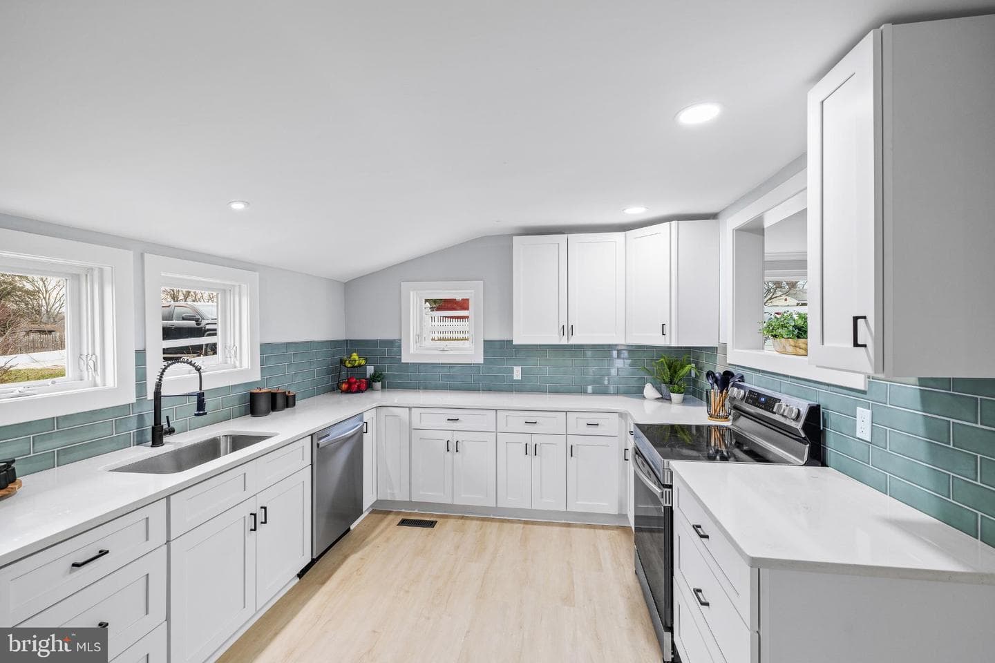 15 Henry Avenue photo 5