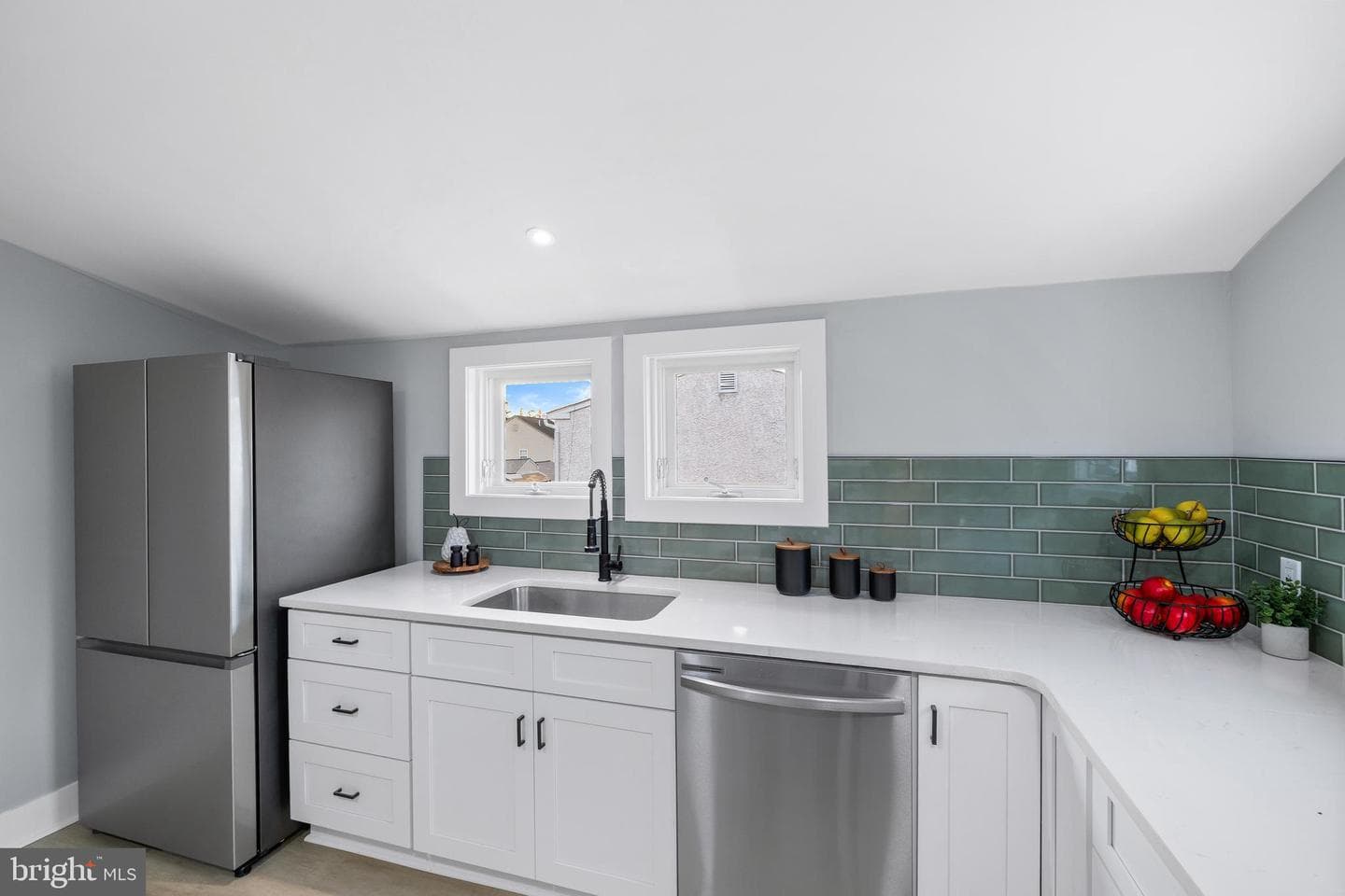 15 Henry Avenue photo 7