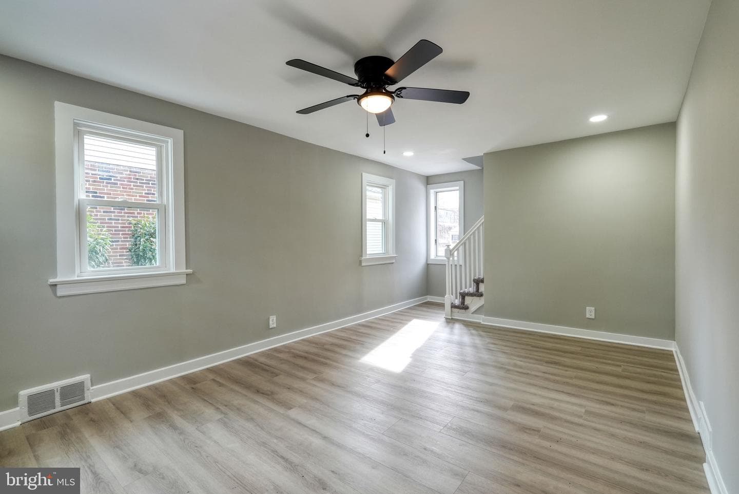 627 Argyle Avenue photo 9