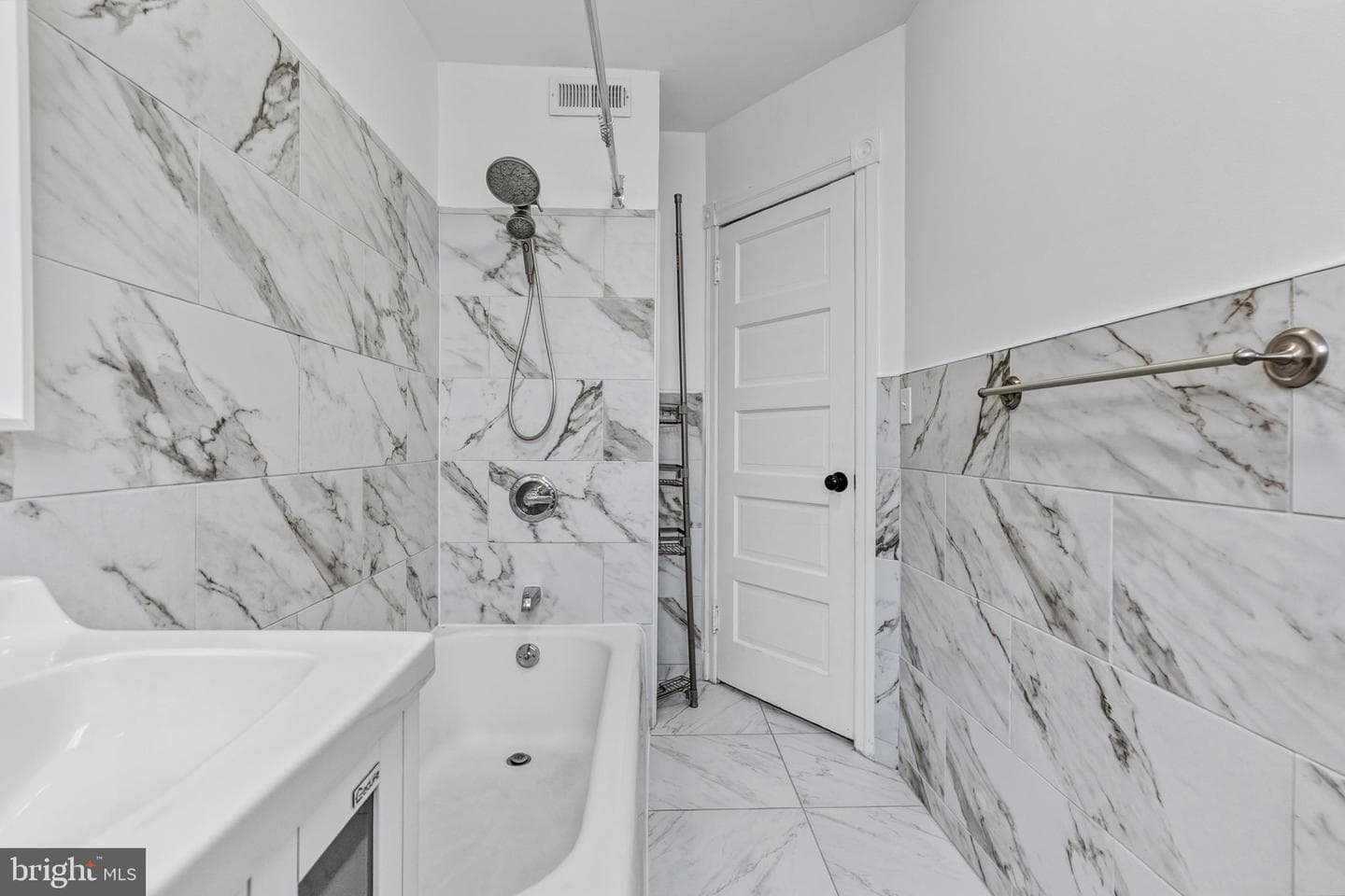 211 E Poplar Street photo 23
