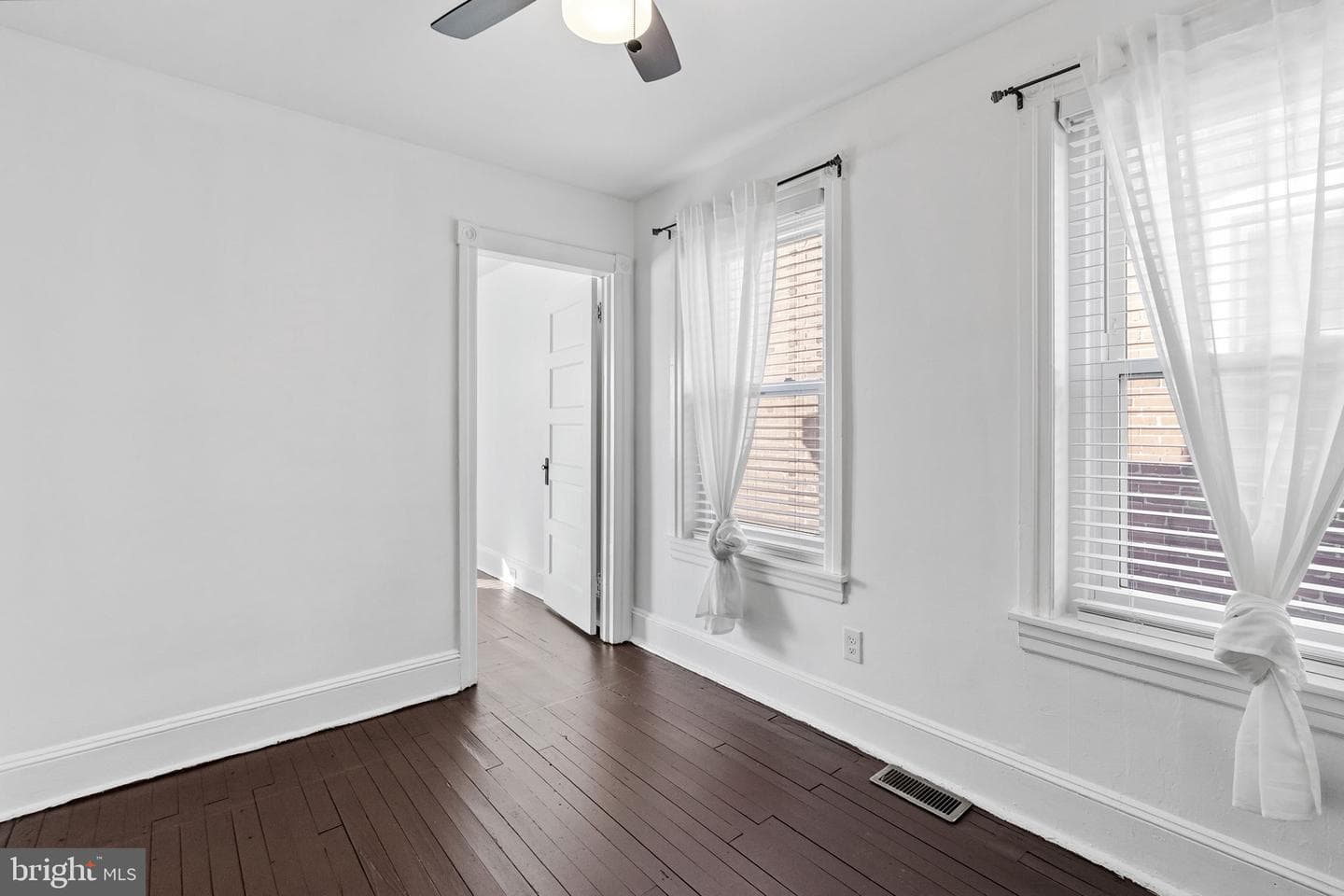 211 E Poplar Street photo 28