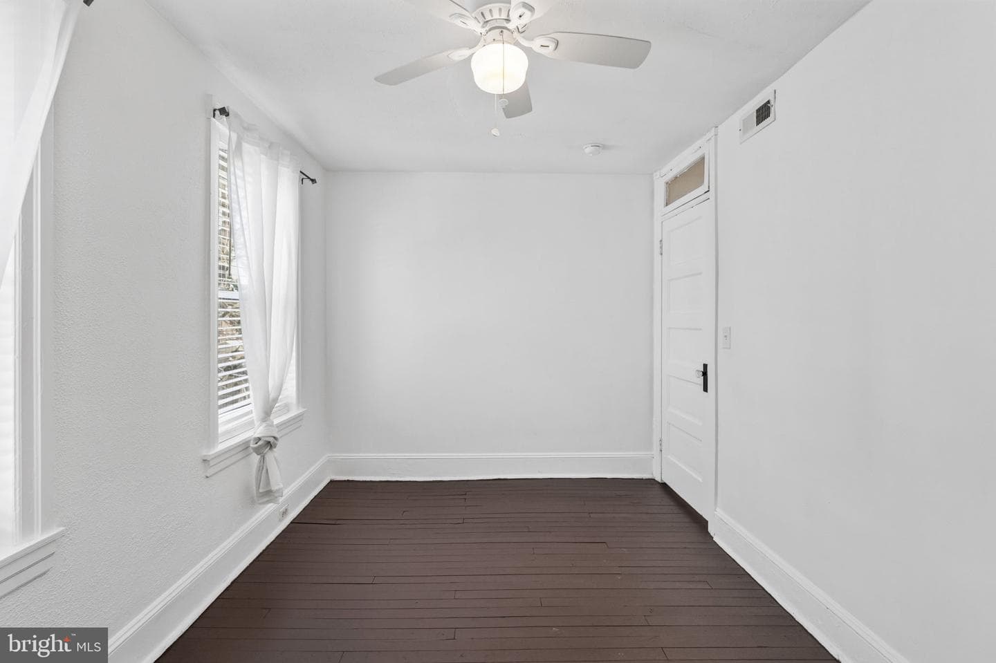 211 E Poplar Street photo 29
