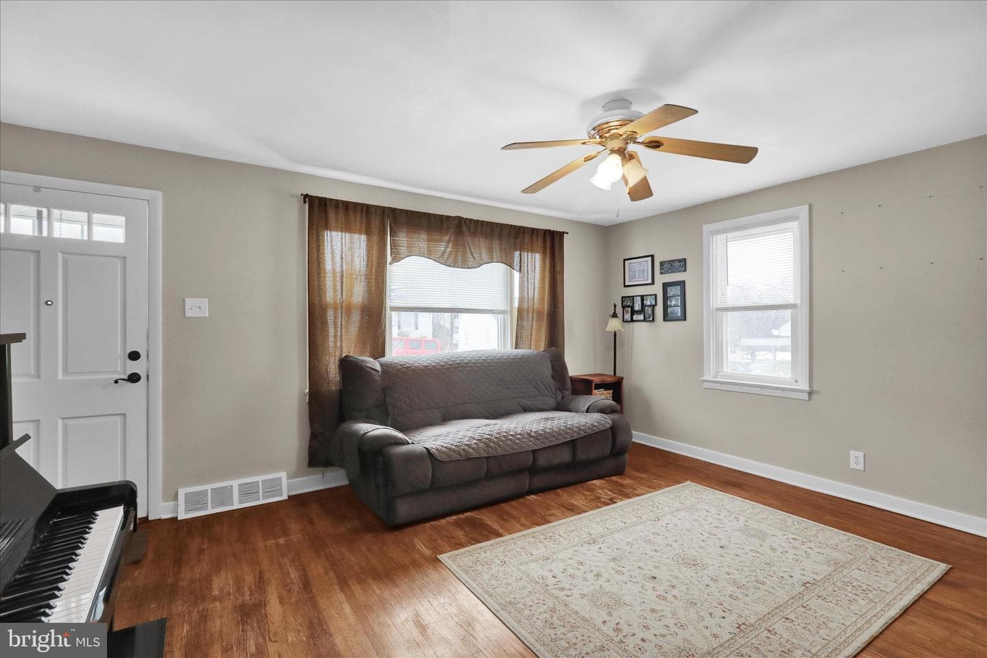 136 Reynolds Avenue photo 4