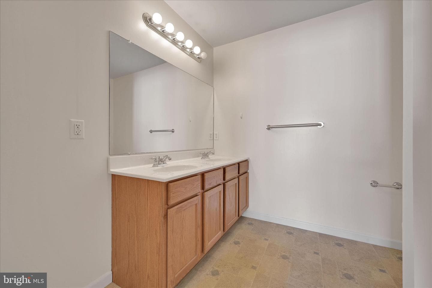 112 W Harmony Drive photo 23