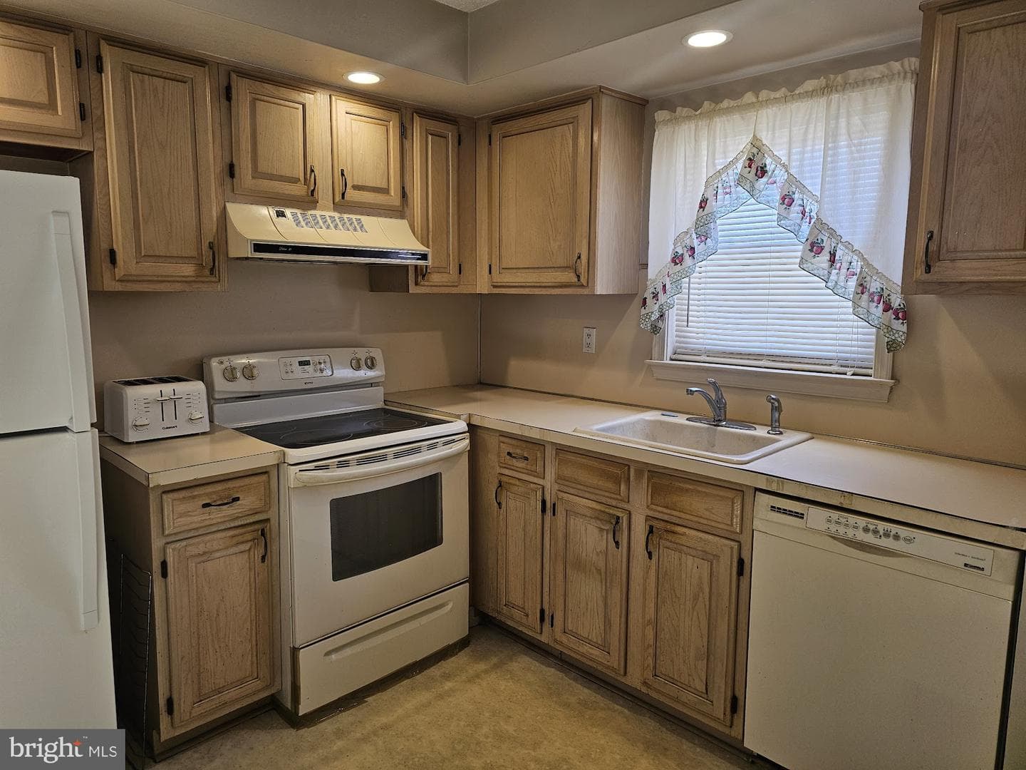 616 E Roberts Street photo 3