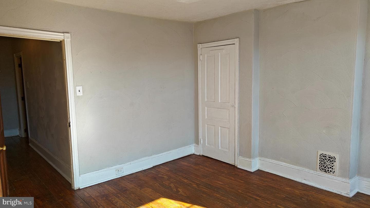 229 W Spruce Street photo 12