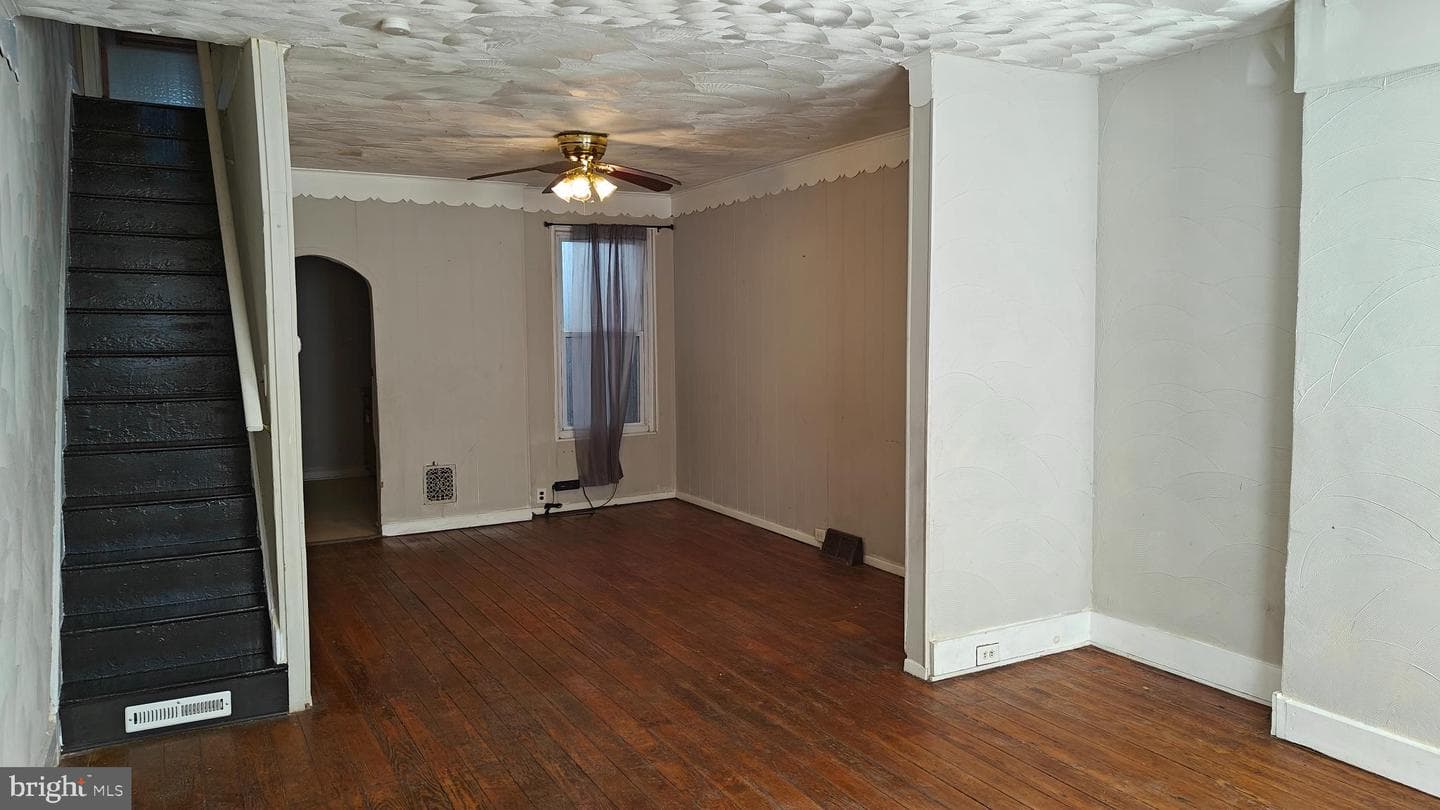 229 W Spruce Street photo 2