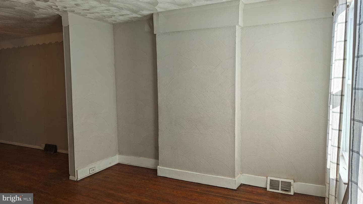 229 W Spruce Street photo 3