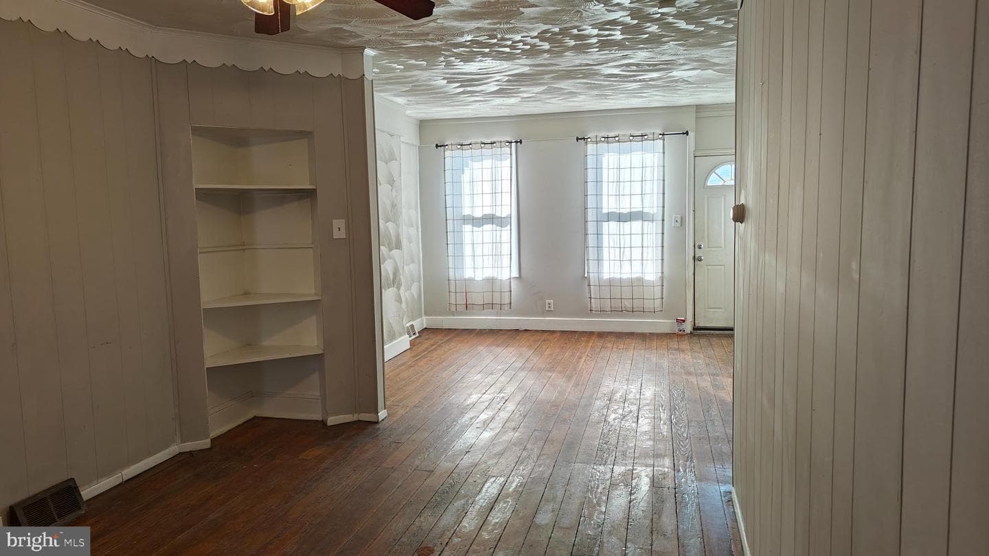 229 W Spruce Street photo 5