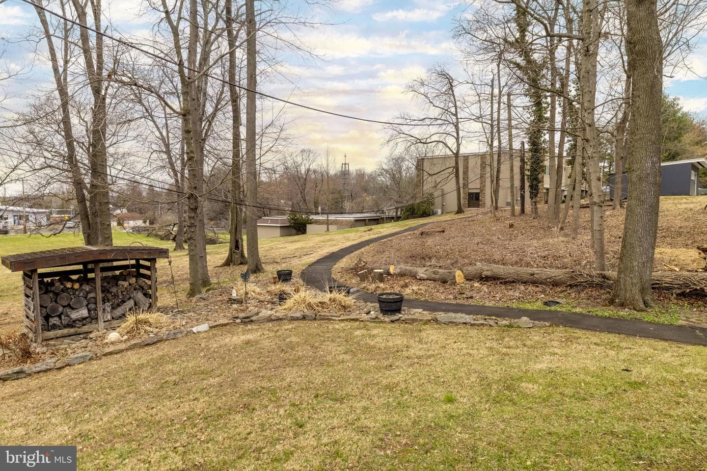 587 Moreland Road photo 40