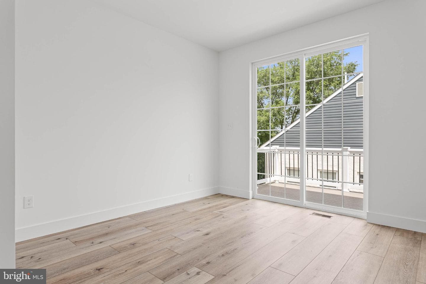 201 W Eighth St photo 4