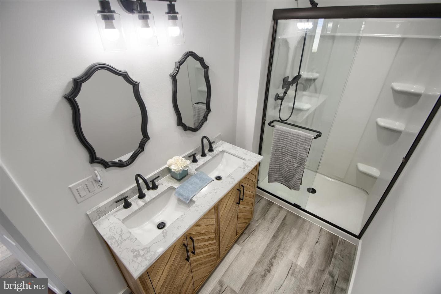 1001 Lakeview Terrace photo 17