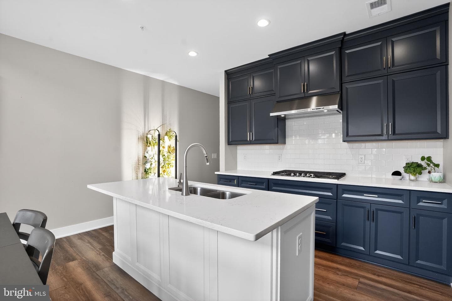667 Levering Street photo 6