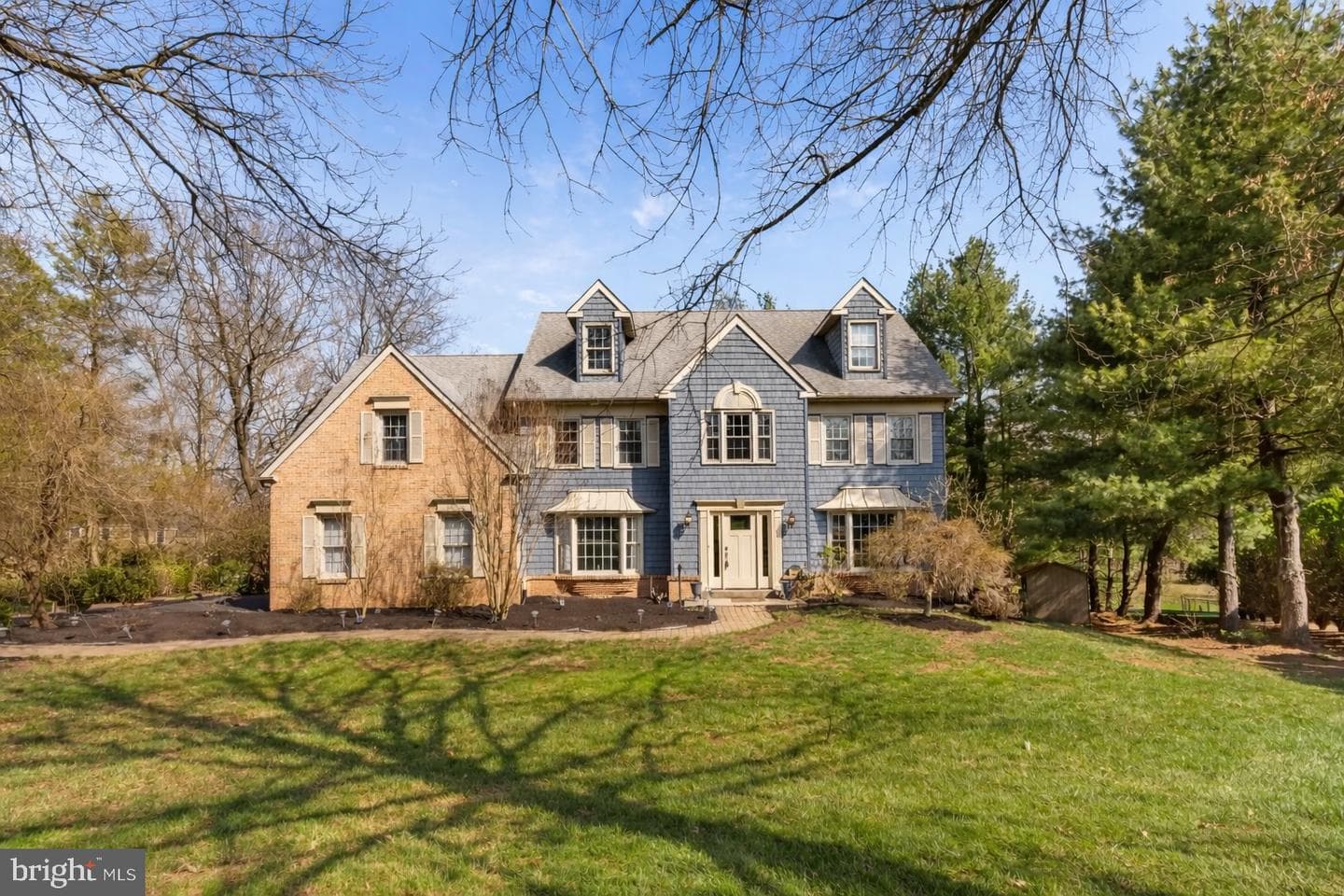 220 Richard Way photo 2