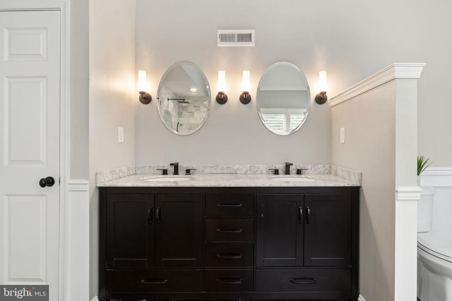 220 Richard Way photo 41
