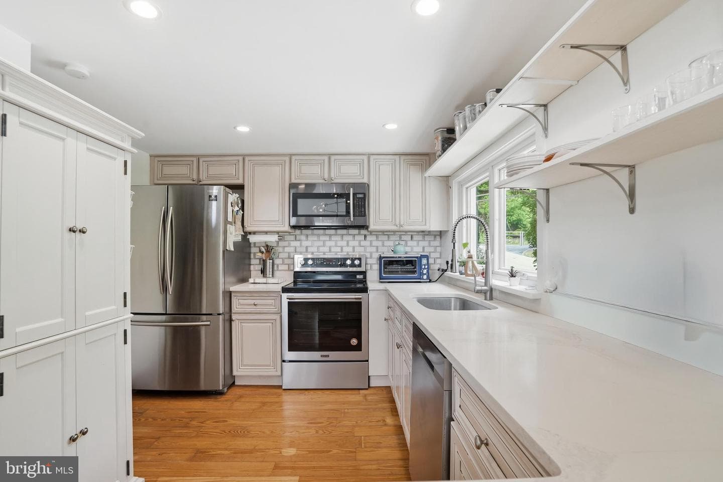 2037 Harts Lane photo 10