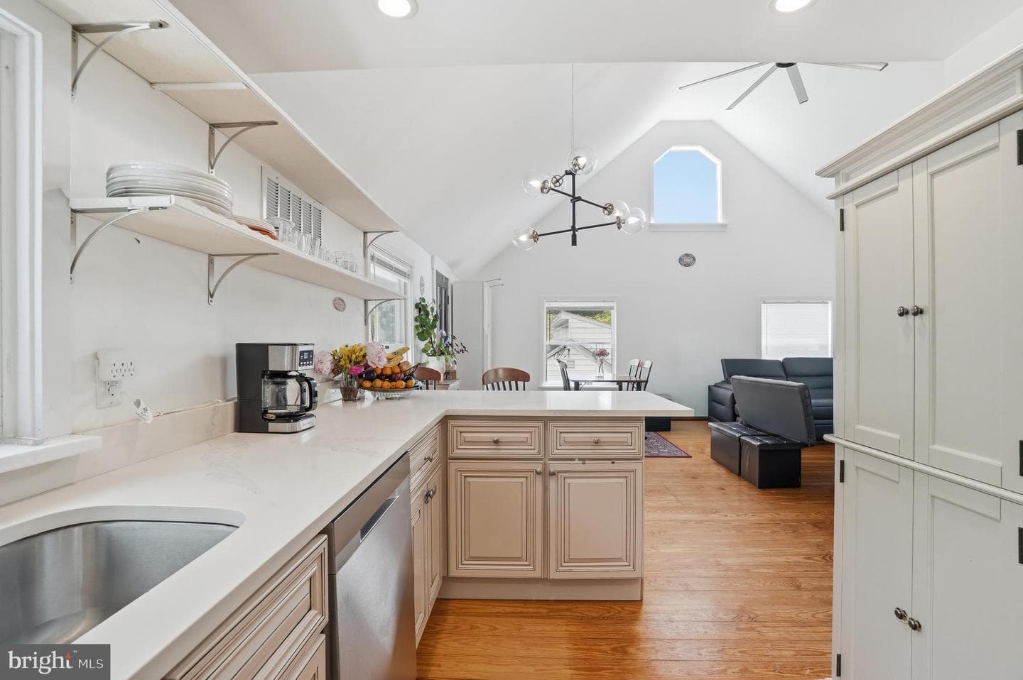 2037 Harts Lane photo 11