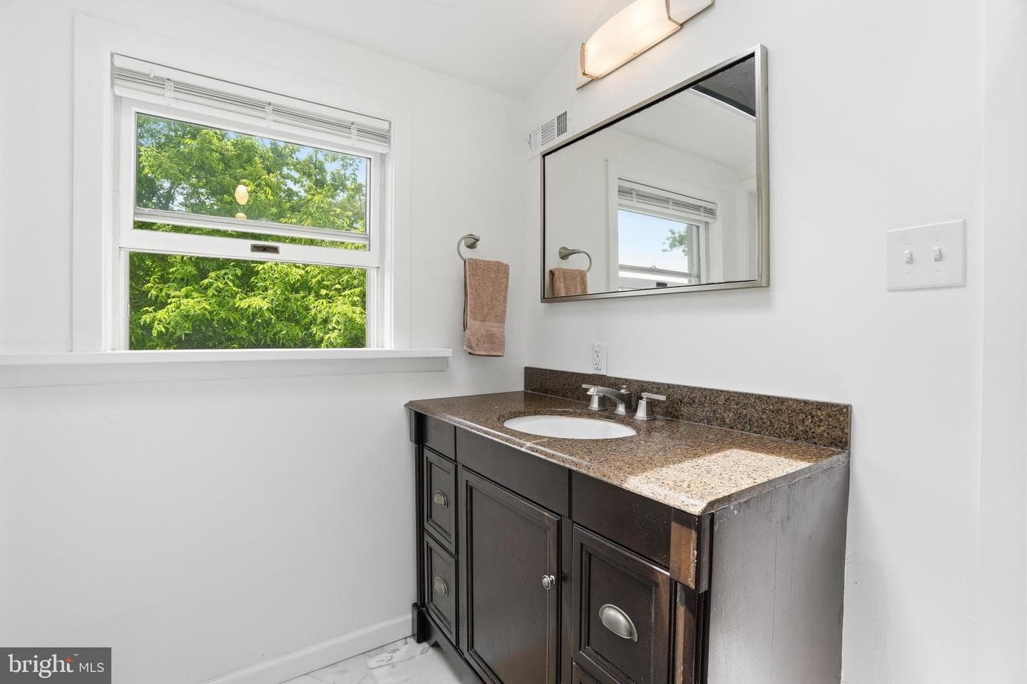 2037 Harts Lane photo 12