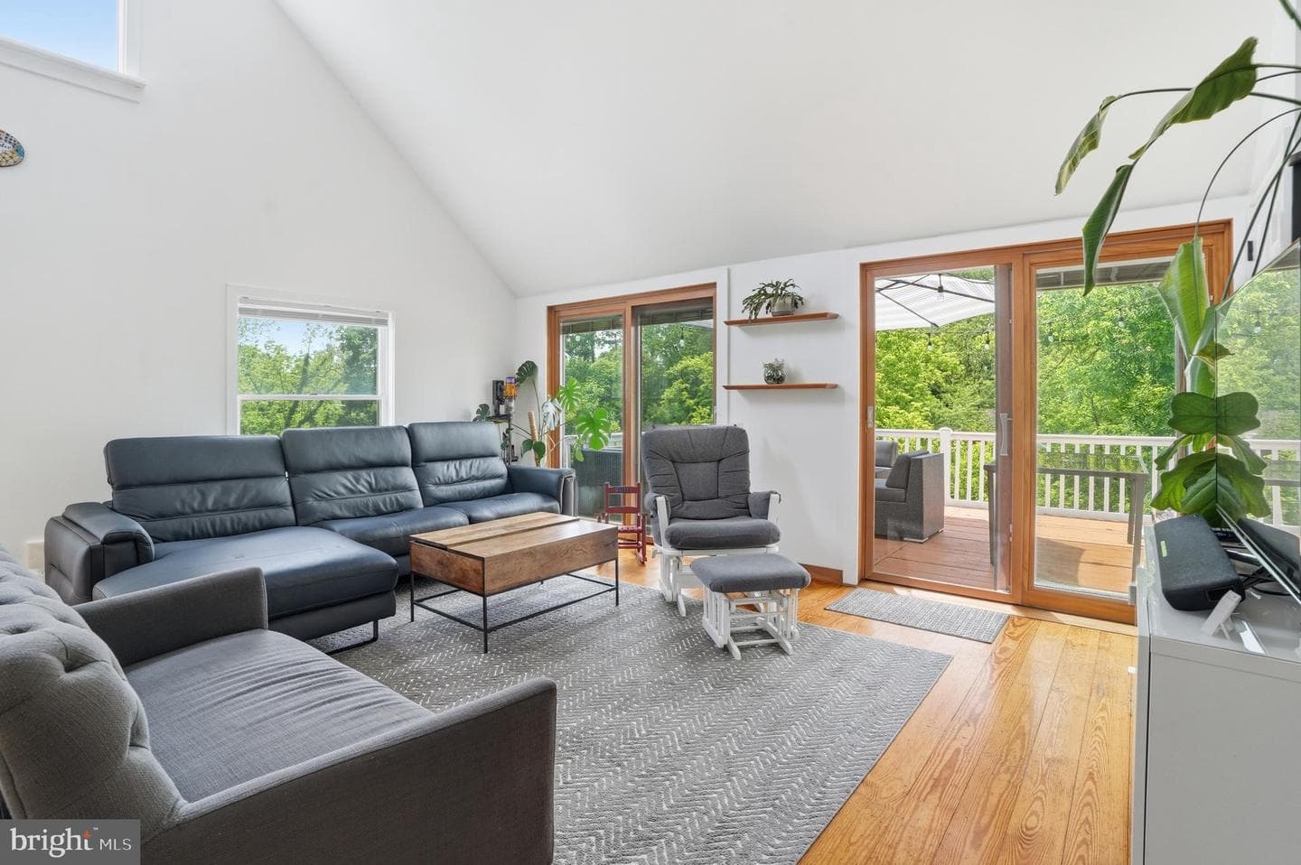 2037 Harts Lane photo 13