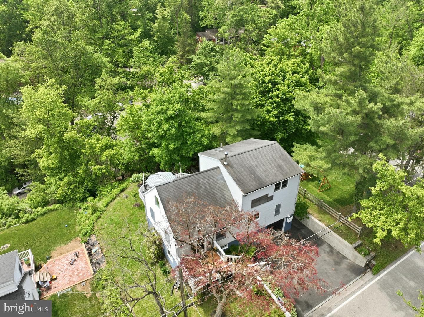 2037 Harts Lane photo 3