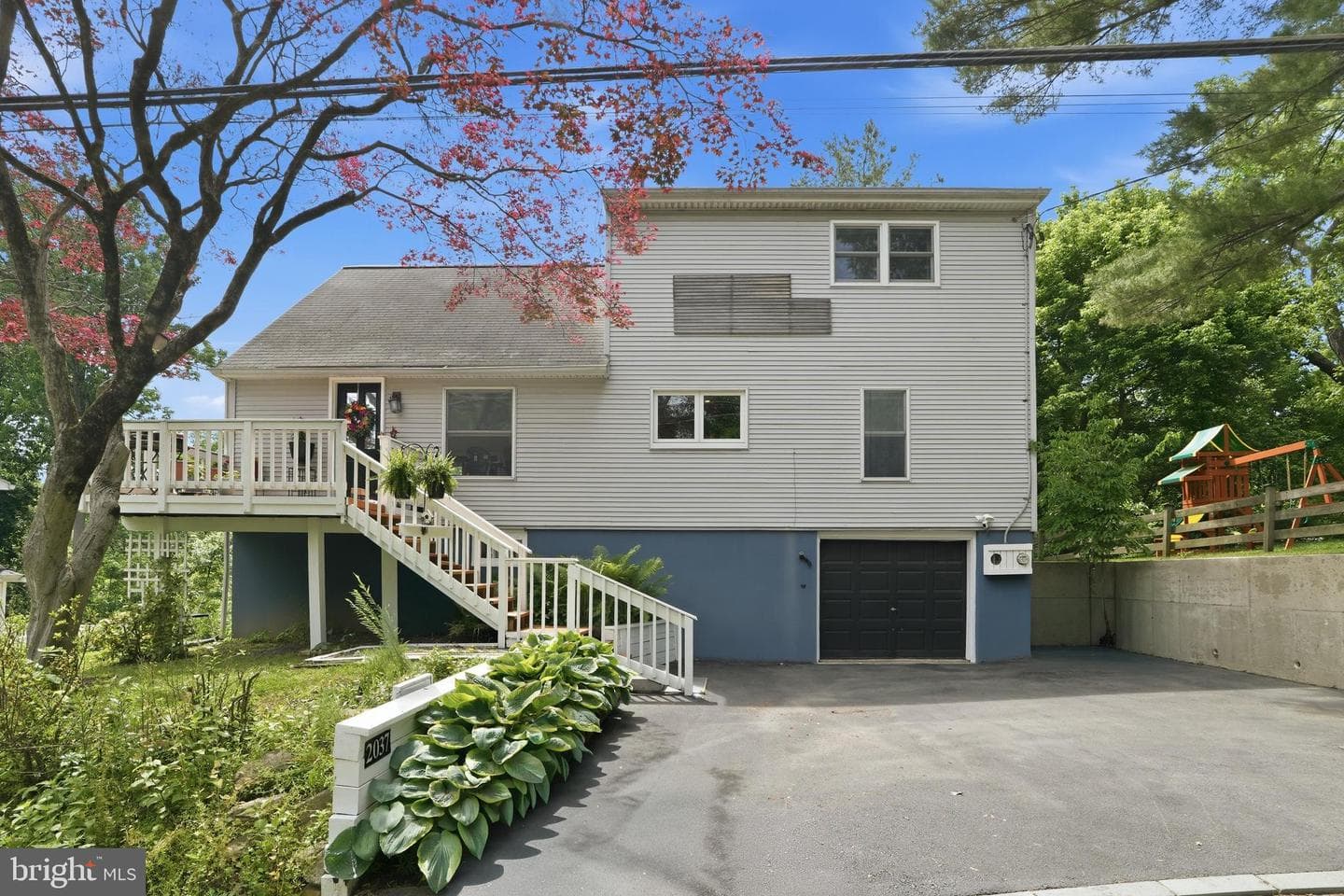 2037 Harts Lane photo 4