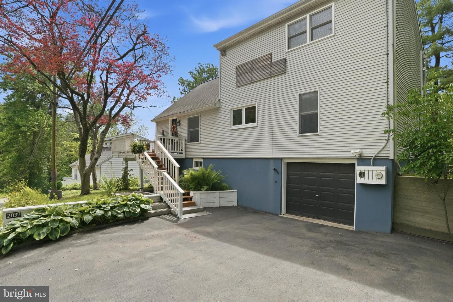 2037 Harts Lane photo 6