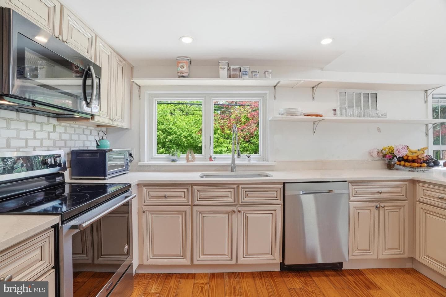 2037 Harts Lane photo 8