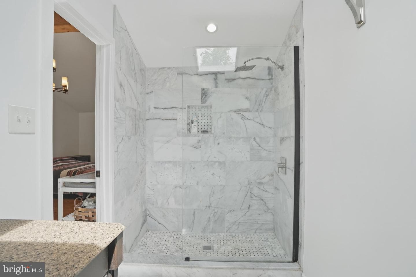 2037 Harts Lane photo 9