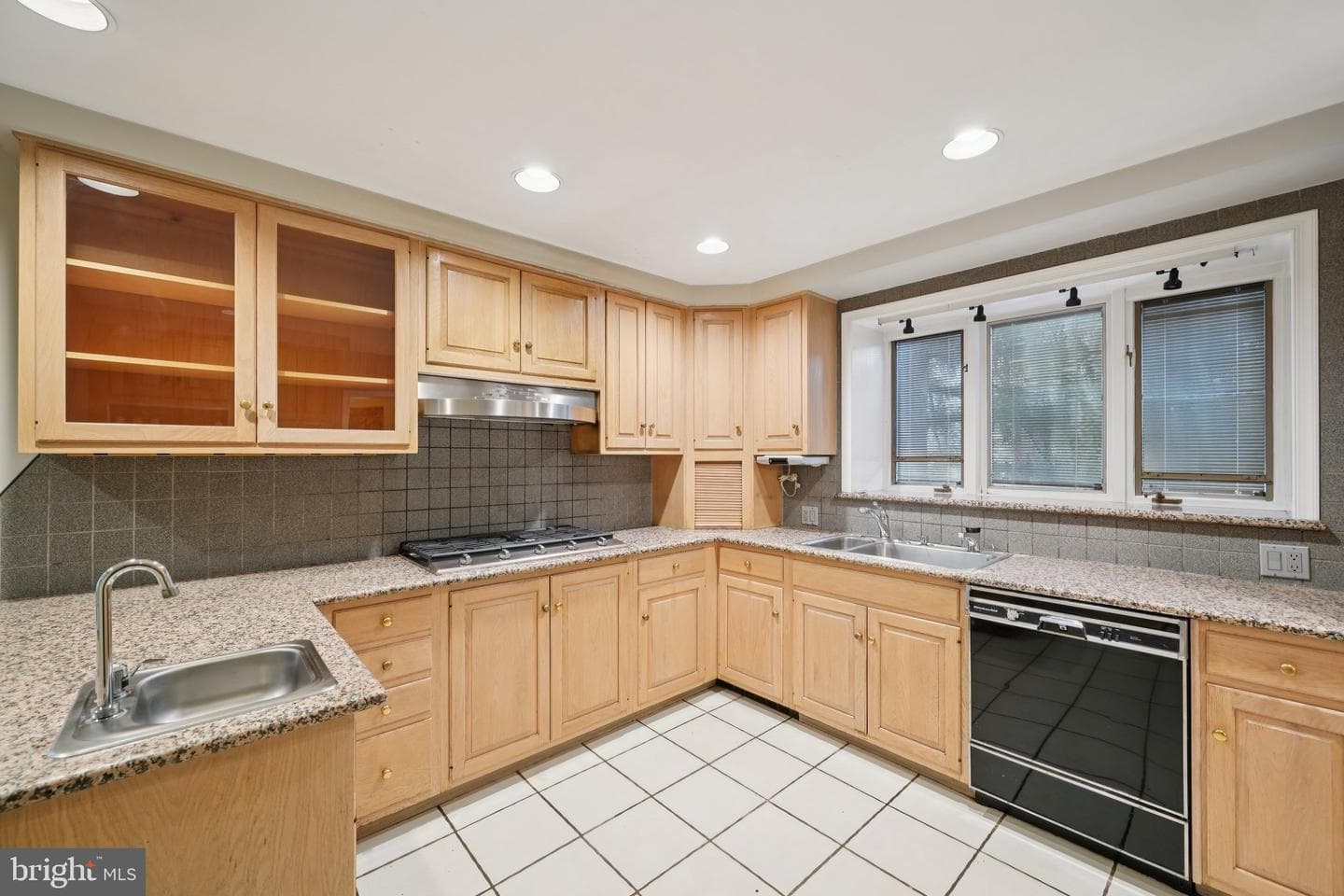 411 Lodges Lane photo 14