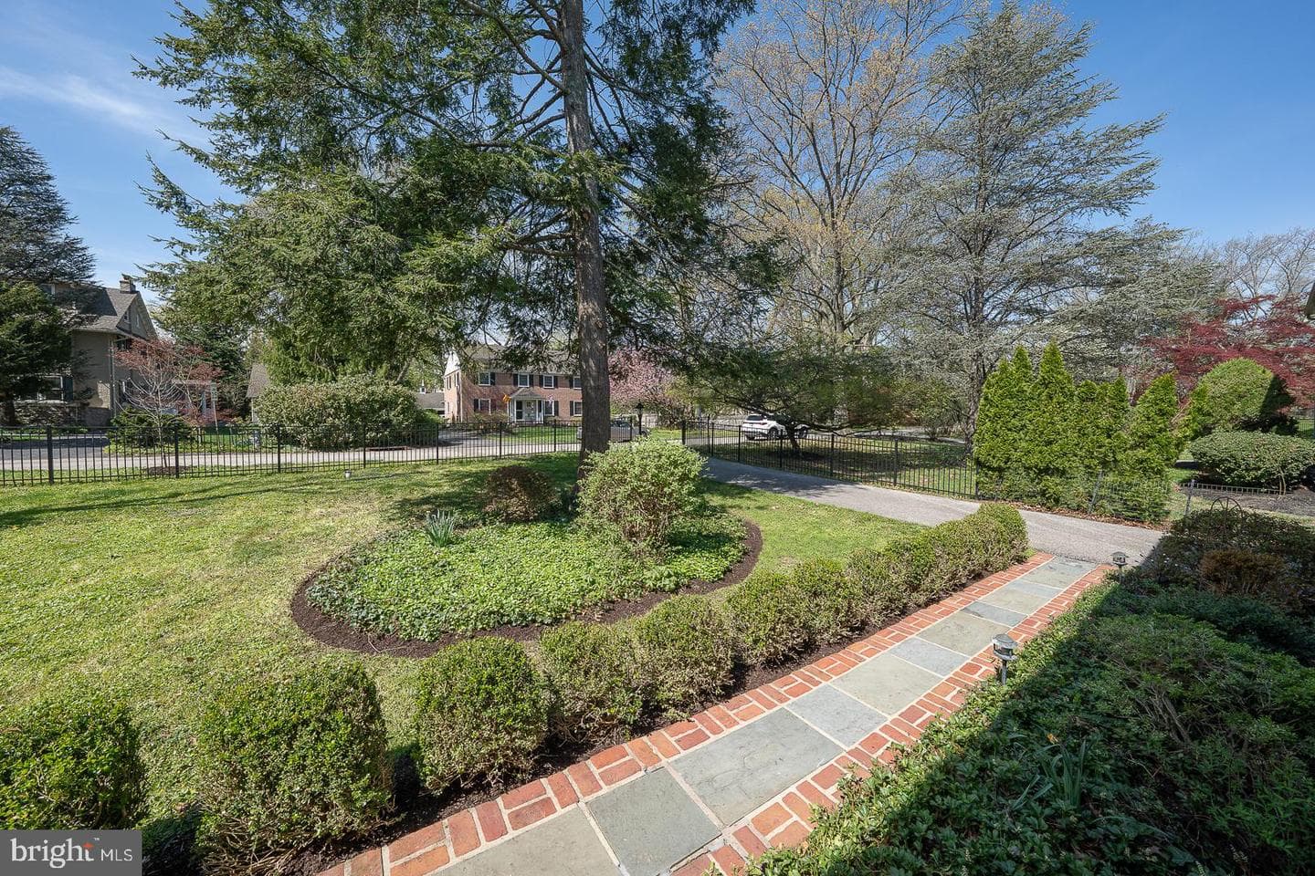 421 Wister Road photo 3