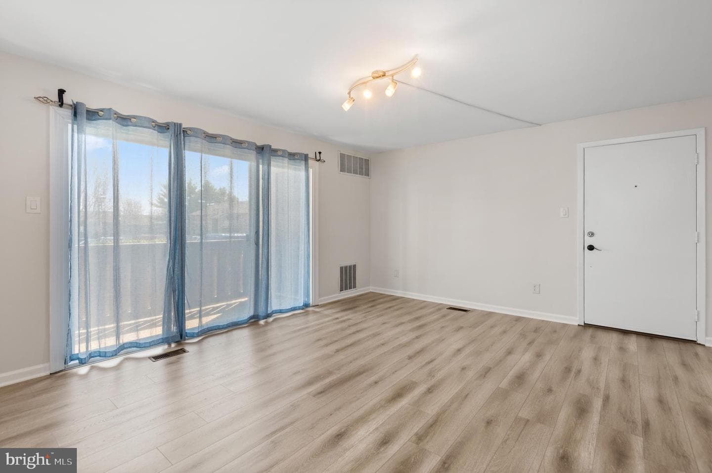 1401 Morris Court photo 3
