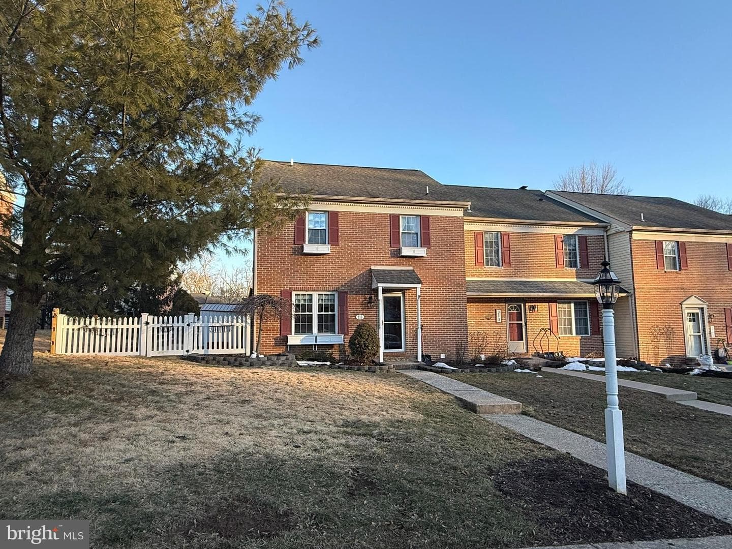 215 Laureen Road photo 1