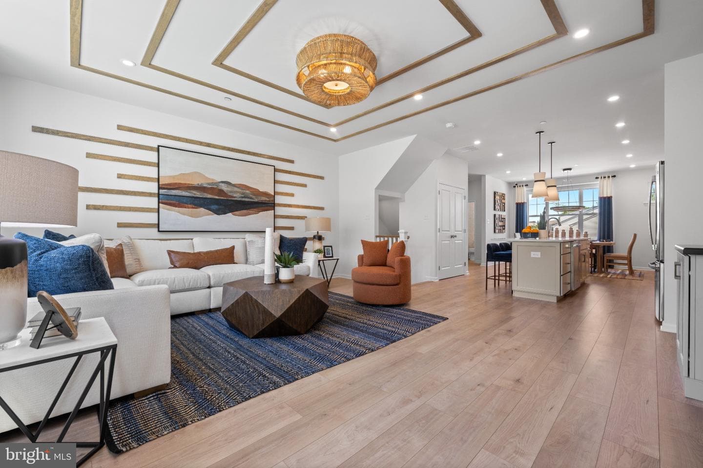 300 East Sawyer Court photo 4