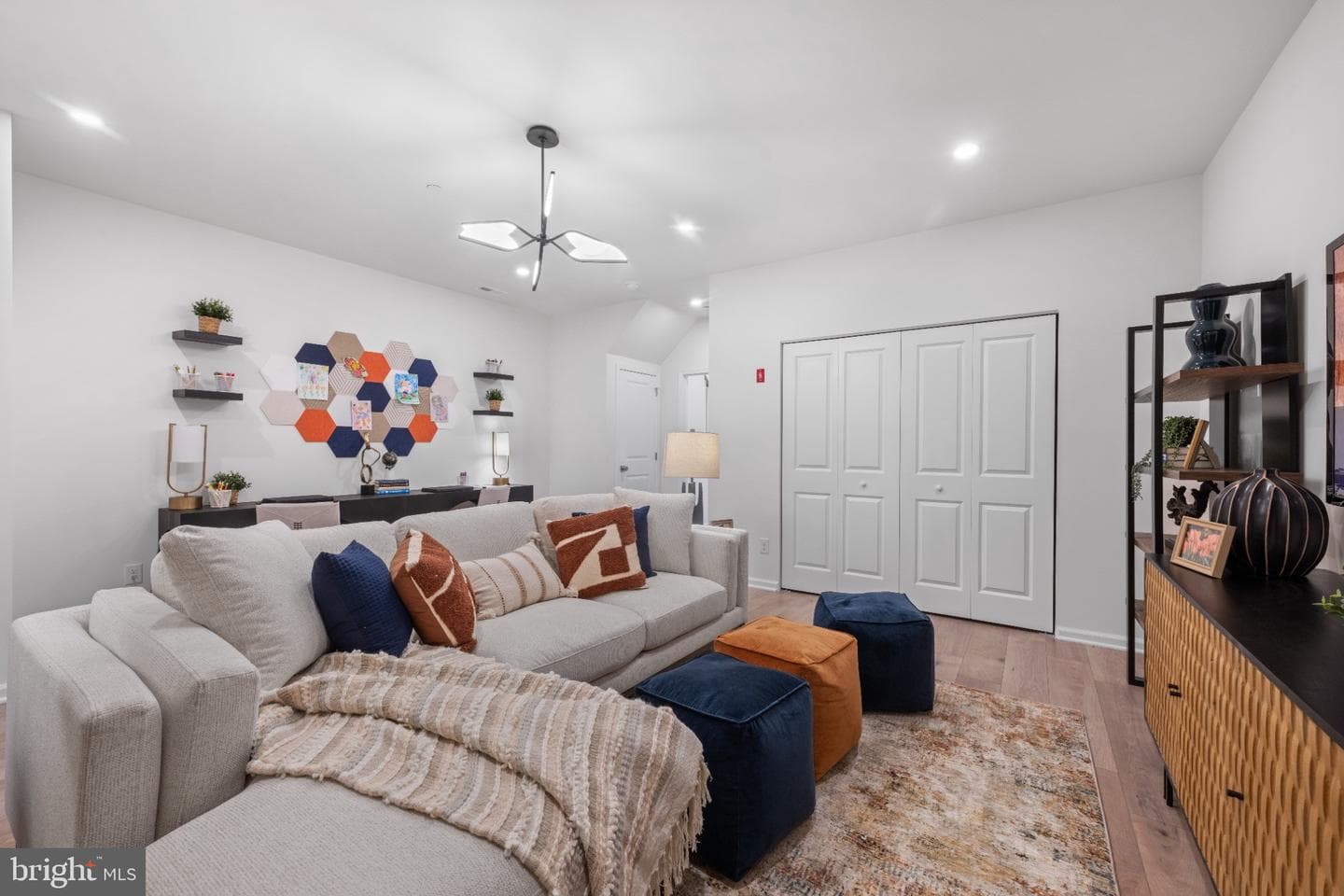 300 East Sawyer Court photo 5