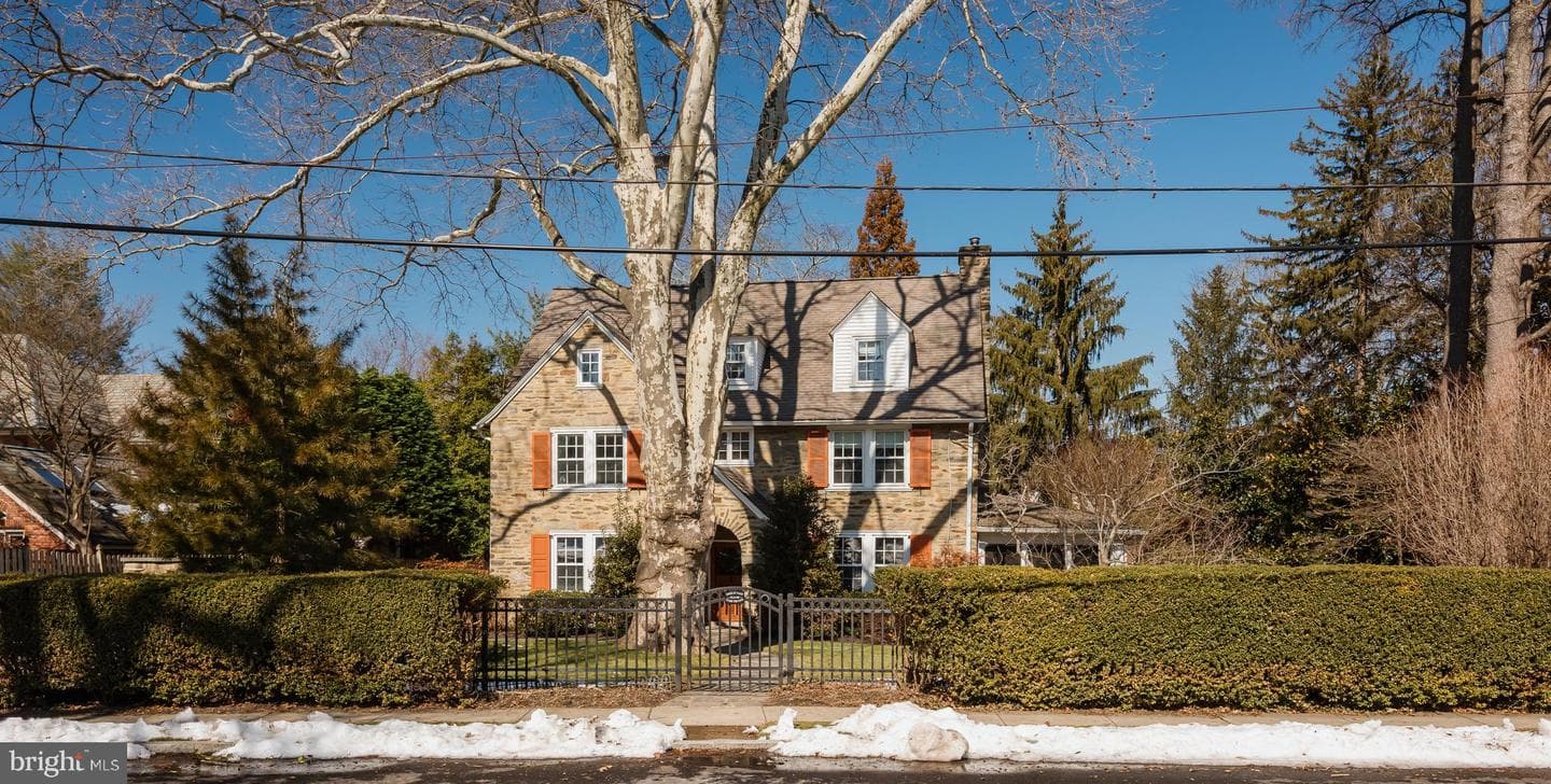 621 Pembroke Road photo 2