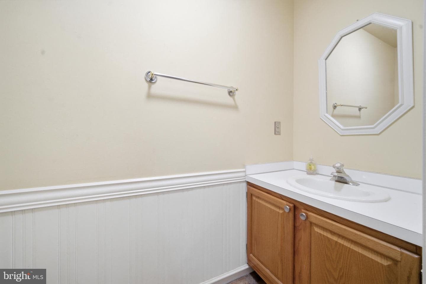 545 W 6th Street photo 12