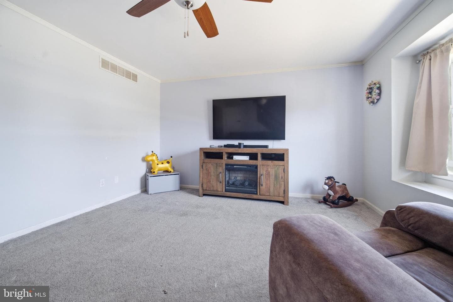545 W 6th Street photo 4