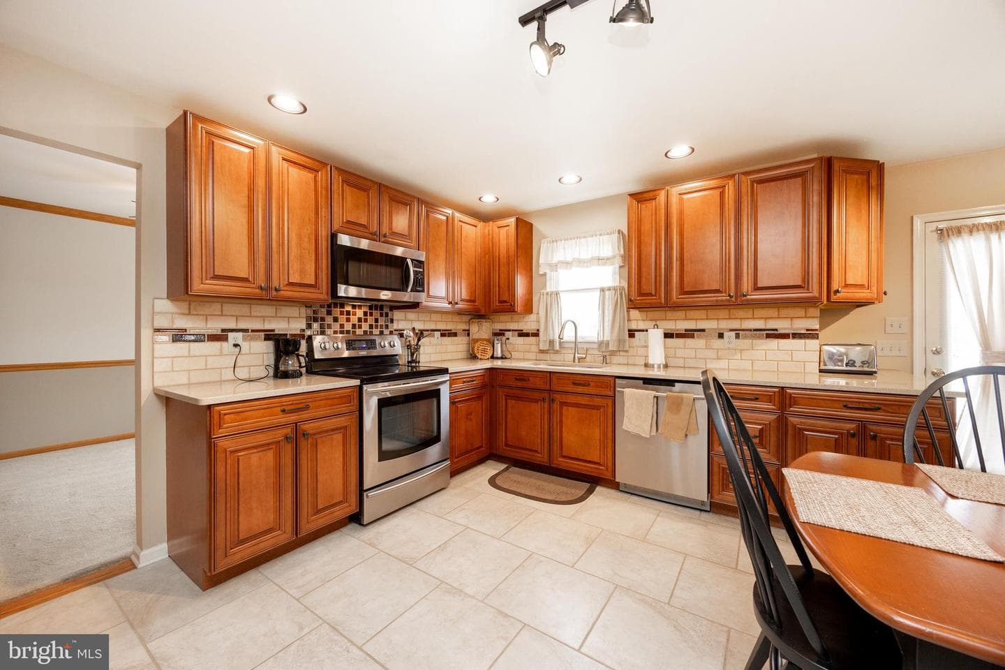 1537 Meadowview Drive photo 4