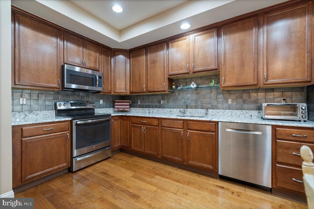 327 Melbourne Way photo 13